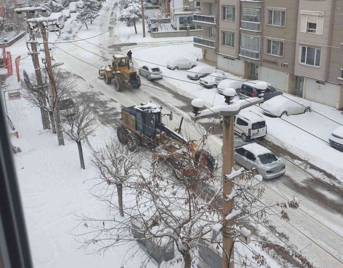 Akşehir Belediyesinde Kar Mesaisi Sürüyor
