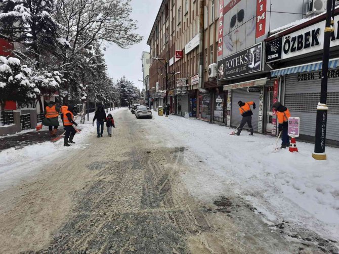 Akşehir Belediyesinde Kar Mesaisi Sürüyor