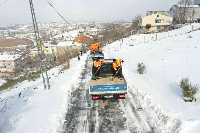 Küçükçekmece Belediyesi Ekipleri Gün Boyunca Kar Küreme Ve Tuzlama Çalışmalarına Devam Etti