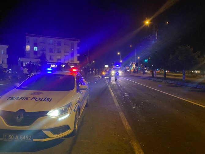 Barışma Teklifini Reddeden Kız Arkadaşını Yoldan Geçen Aracın Önüne Attı