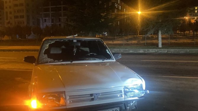 Barışma Teklifini Reddeden Kız Arkadaşını Yoldan Geçen Aracın Önüne Attı