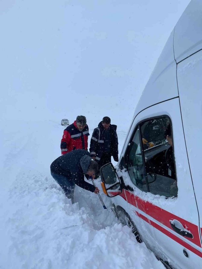 Nevşehir’de Ambulans Kara Saplandı