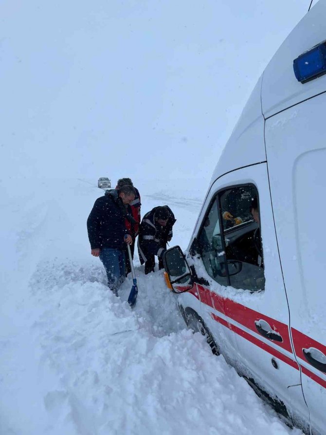 Nevşehir’de Ambulans Kara Saplandı