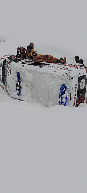 Vakadan Dönen Ambulans Kaygan Yolda Kaza Yaptı: 3 Yaralı