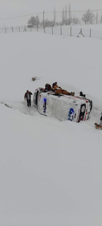 Vakadan Dönen Ambulans Kaygan Yolda Kaza Yaptı: 3 Yaralı