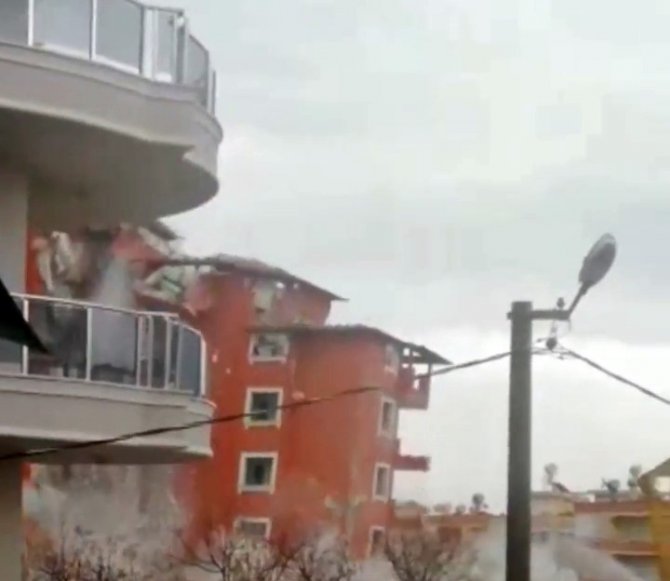 Yıllardır Hizmet Veren Otel Saniyeler İçinde Toza Döndü