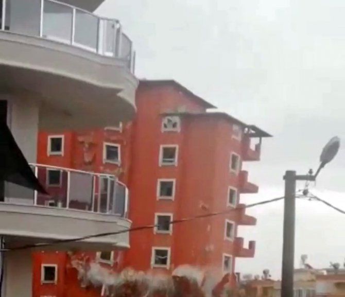 Yıllardır Hizmet Veren Otel Saniyeler İçinde Toza Döndü