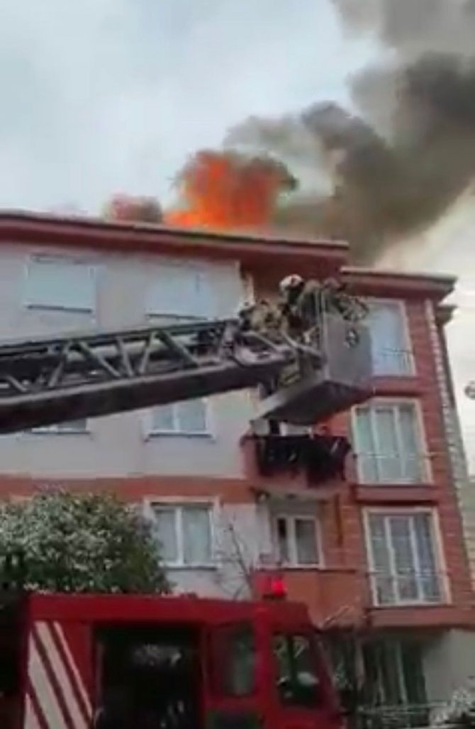 Pendik’te 5 Katlı Binanın Çatısı Alev Alev Yandı