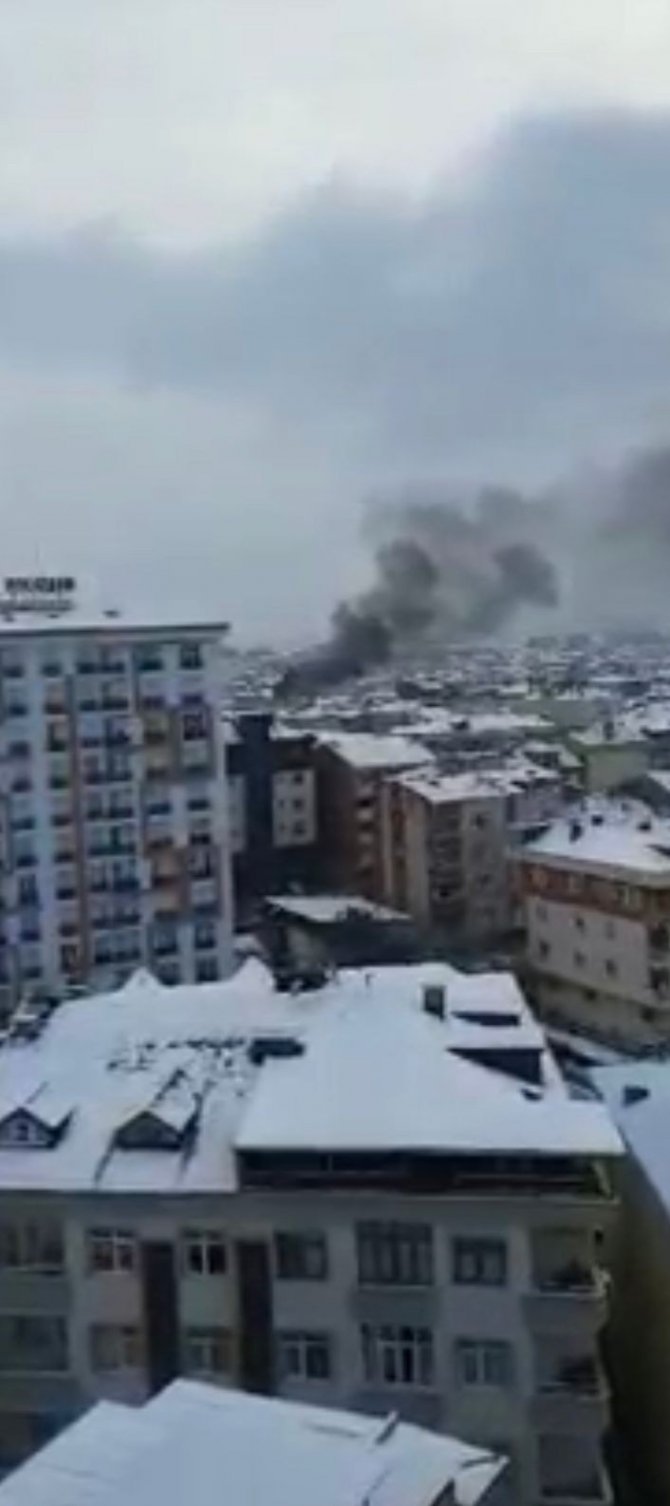 Pendik’te 5 Katlı Binanın Çatısı Alev Alev Yandı
