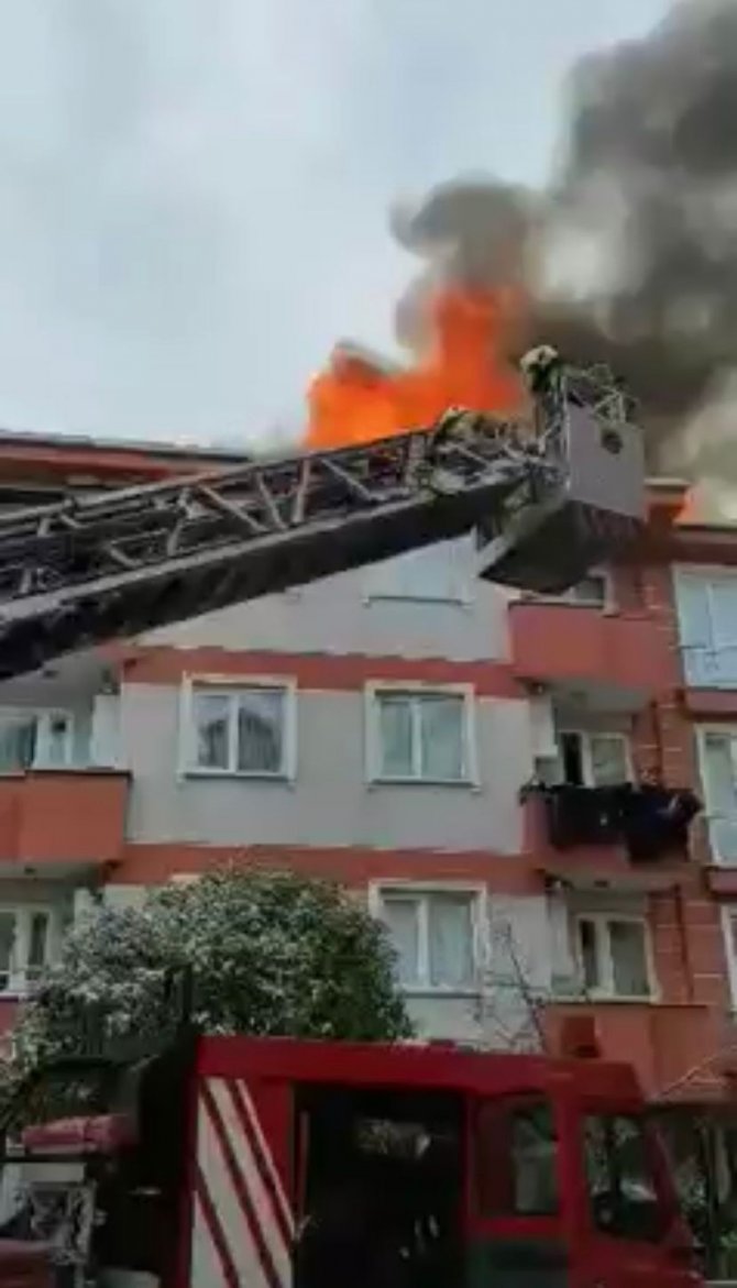 Pendik’te 5 Katlı Binanın Çatısı Alev Alev Yandı