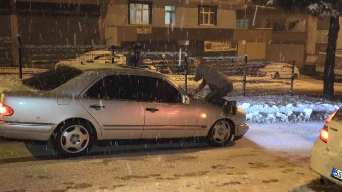 Şehri Etkisi Altına Alan Kar Sürücülere Çile, Çocuklara Neşe Oldu