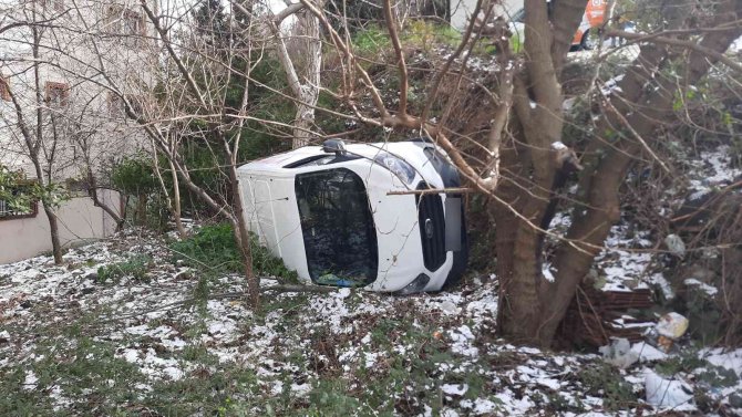Sarıyer’de Karlı Yolda Kayan Yol Yardım Aracı Evin Bahçesine Uçtu