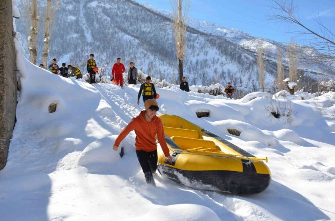 Milli Sporcular, Eksi 10 Derecede Rafting Antrenmanları Yapıyorlar