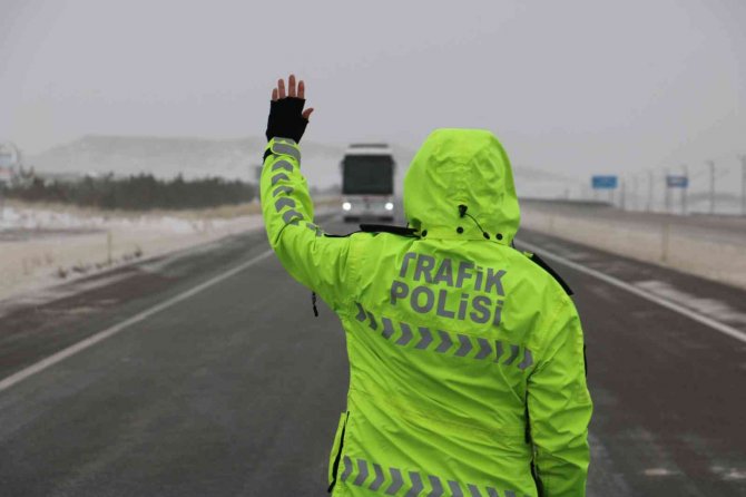 Sivas’ta Yollar Ulaşıma Kapatıldı