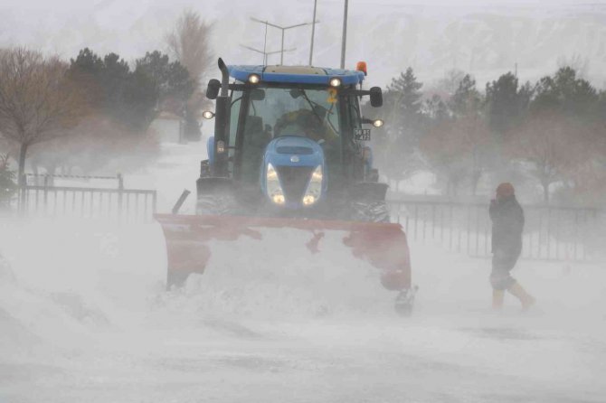 Sivas’ta Yollar Ulaşıma Kapatıldı