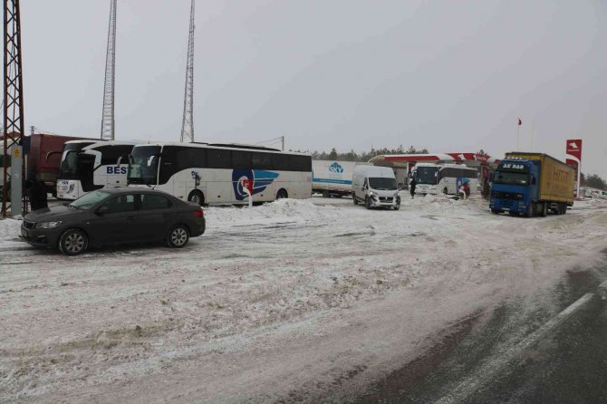 Sivas’ta Yollar Ulaşıma Kapatıldı
