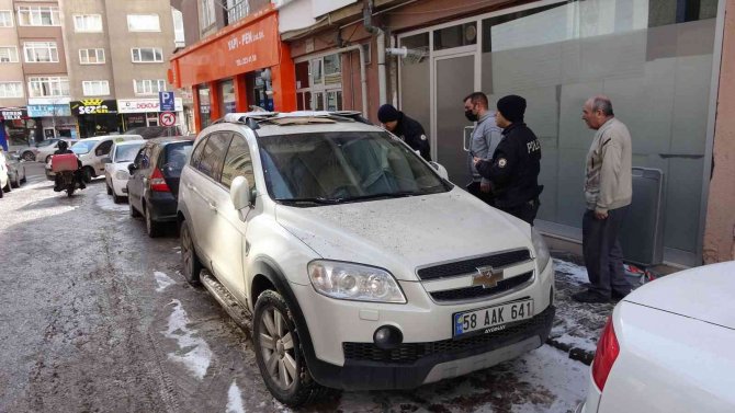 Fırtınaca Uçan Baca Park Halindeki Aracın Üzerine Düştü