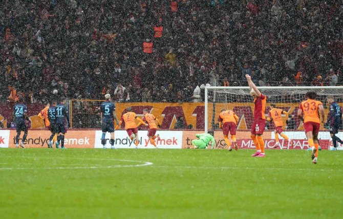 Spor Toto Süper Lig: Galatasaray: 1 - Trabzonspor: 0 (İ̇lk Yarı)