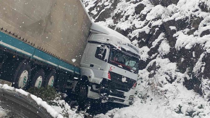 Tem’de Kayan Tır Yoldan Çıktı