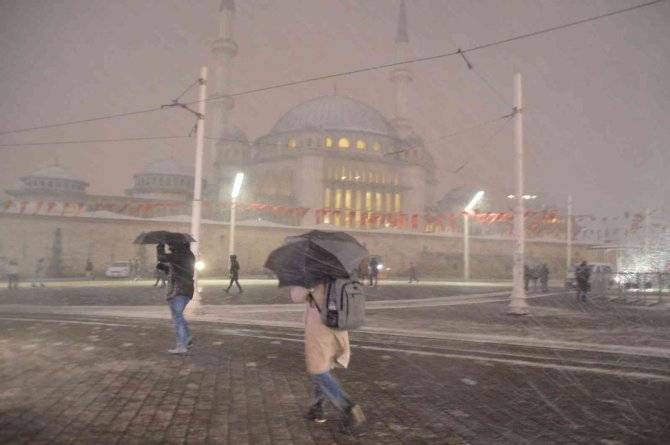 Taksim’de Kar Yağışı Etkisini Sürdürüyor