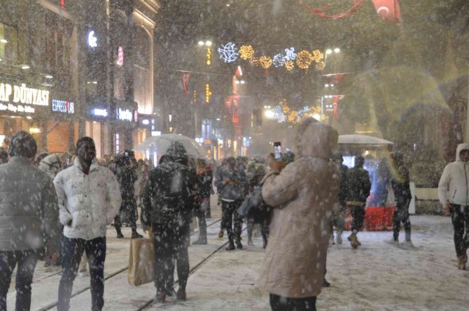 Taksim’de Kar Yağışı Etkisini Sürdürüyor
