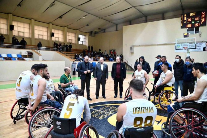 Tekerlekli Sandalye Basketbol Takımı Farklı Kazandı