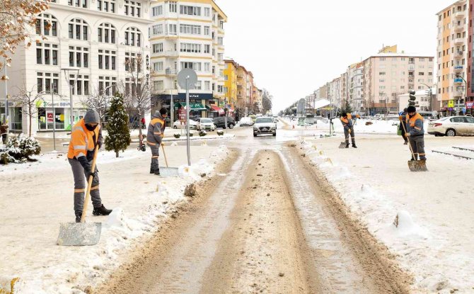 Tepebaşı’nda Kar İle Mücadele Hız Kesmiyor