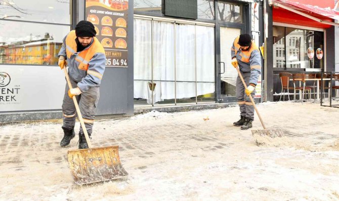 Tepebaşı’nda Kar İle Mücadele Hız Kesmiyor