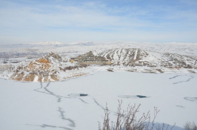 Tercan Baraj Gölü Dondu