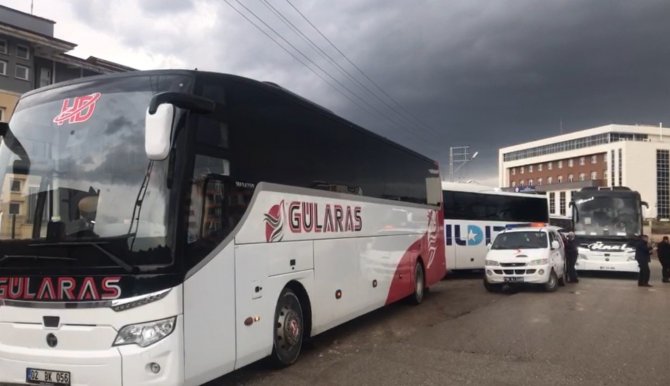 Kar Yolları Kapadı, Yolcular Yurtlara Yerleştirildi