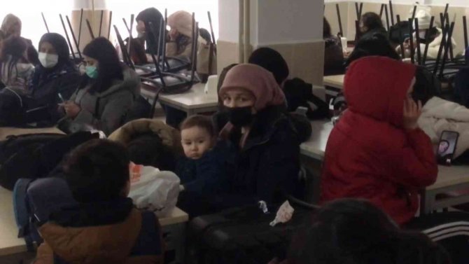 Kar Yolları Kapadı, Yolcular Yurtlara Yerleştirildi