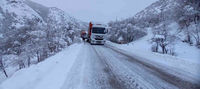 Tunceli-erzincan Karayolu Tır Geçişlerine Kapatıldı