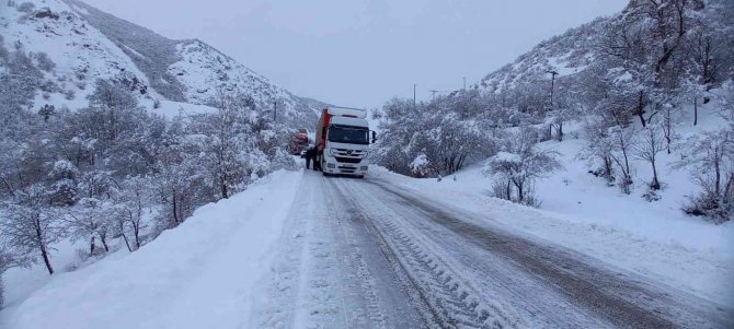 Tunceli-erzincan Karayolu Tır Geçişlerine Kapatıldı