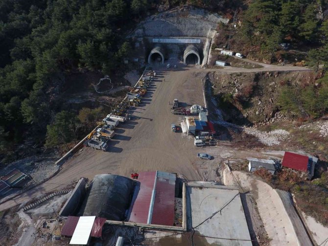 Kaz Dağları’nda Yolu 7 Dakikaya Düşürecek Ayvacık T-2 Tüneli’nde Işık Görünüyor
