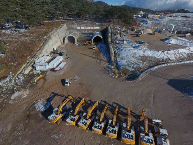 Kaz Dağları’nda Yolu 7 Dakikaya Düşürecek Ayvacık T-2 Tüneli’nde Işık Görünüyor