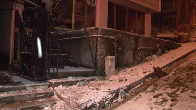 Üsküdar’da Karlı Yolda Kontrolünü Kaybeden Servis Yan Yattı