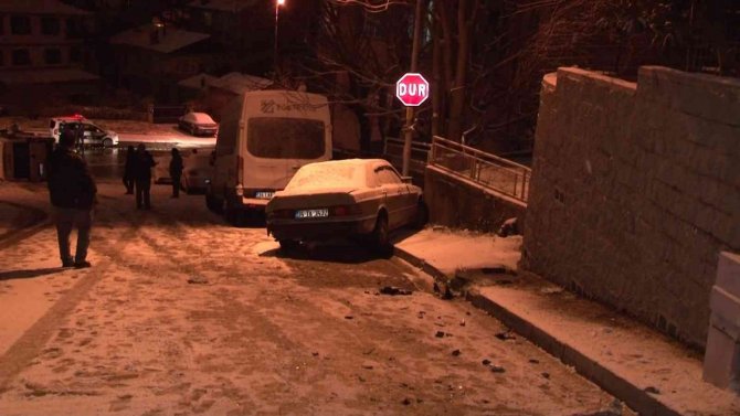 Üsküdar’da Karlı Yolda Kontrolünü Kaybeden Servis Yan Yattı