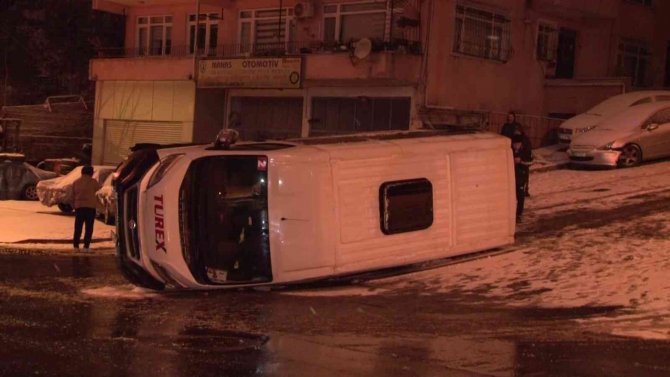 Üsküdar’da Karlı Yolda Kontrolünü Kaybeden Servis Yan Yattı