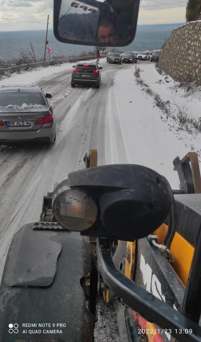Yalova-armutlu Karayolunda Ekiplerin Kar Mesaisi