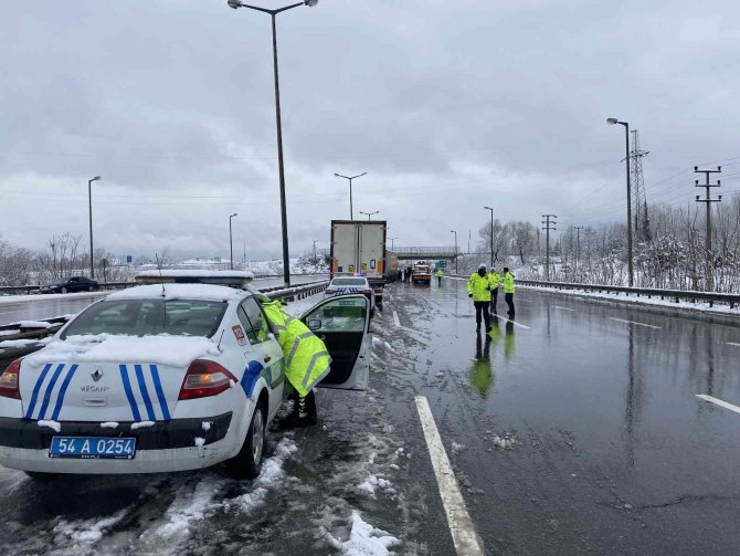 Tem’deki Kaza Sonrası İ̇stanbul İstikametini Trafiğe Açmak İçin Çalışmalar Sürüyor