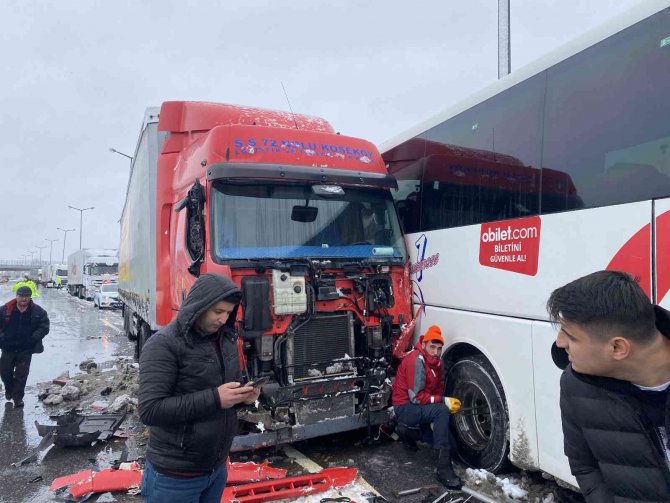 Tem’deki Kaza Sonrası İ̇stanbul İstikametini Trafiğe Açmak İçin Çalışmalar Sürüyor