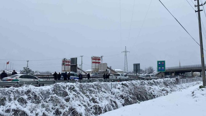 Tem’deki Kaza Sonrası İ̇stanbul İstikametini Trafiğe Açmak İçin Çalışmalar Sürüyor