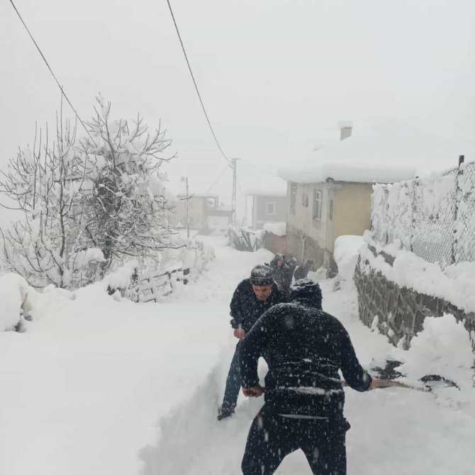Hastayı Ambulansa Yetiştirmek İçin Kazma Küreklerle Yol Açtılar