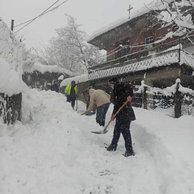 Hastayı Ambulansa Yetiştirmek İçin Kazma Küreklerle Yol Açtılar