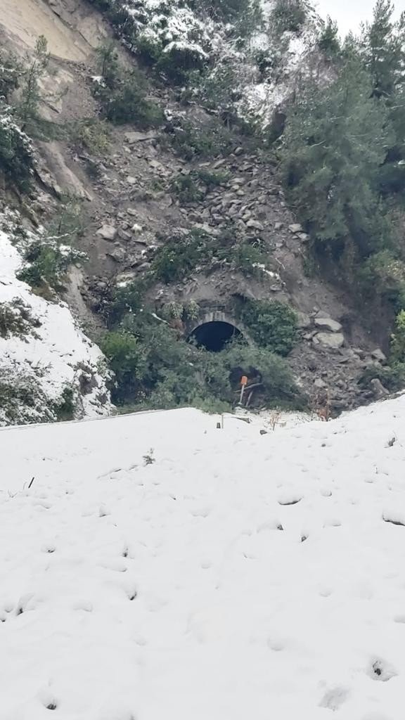 Heyelan Nedeniyle Tren Seferleri İptal Edildi