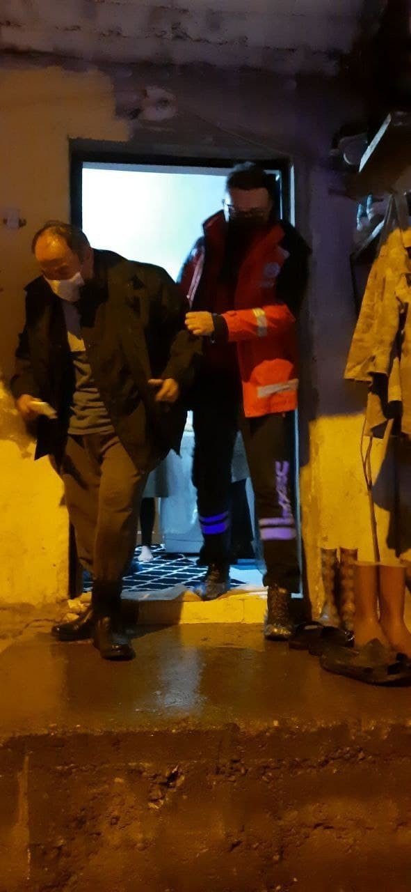Sağlık Ekiplerinden Yoğun Kara Rağmen Hasta Kurtarma Operasyonu