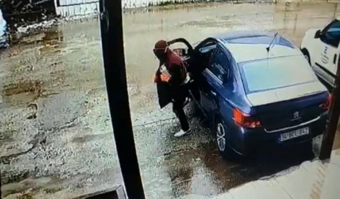 Otomobilden 82 Bin Lira Çalan İki Zanlı Tutuklandı