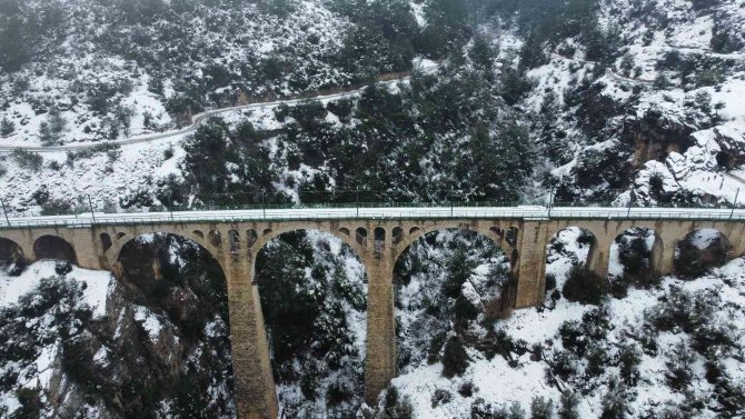 Kar Ve Sis Manzarası İle Tarihi Varda Köprüsü Göz Kamaştırdı