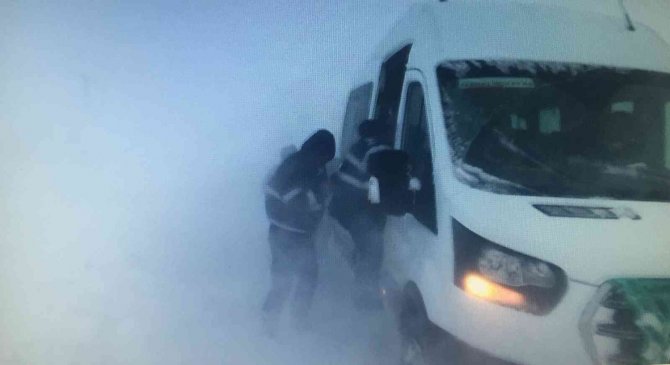 Tufanbeyli Sibirya Gibi, İşçi Servisi Tipide Yolda Kaldı