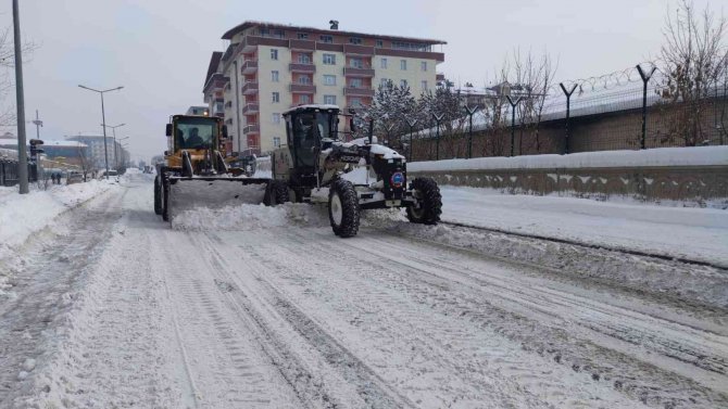 Ağrı Belediyesi Kar Temizleme Çalışmalarına Devam Ediyor